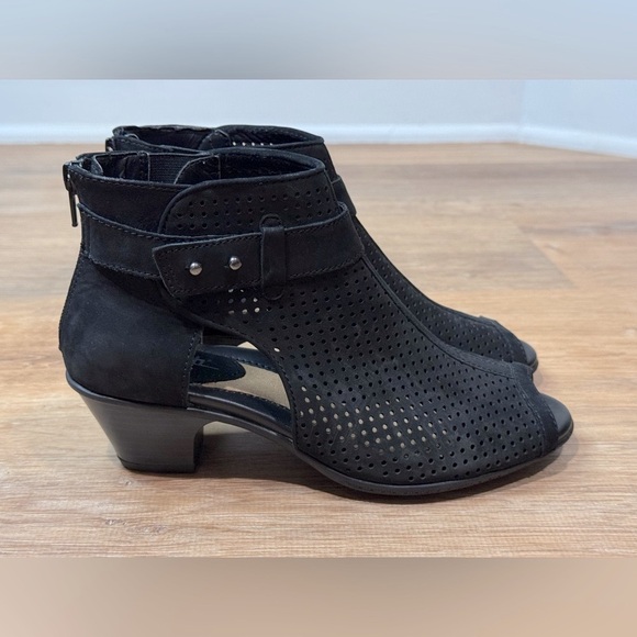 Earth Shoes - NEW Earth Nubuck Intrepid Black Perforated Peep-toe Booties Size 7